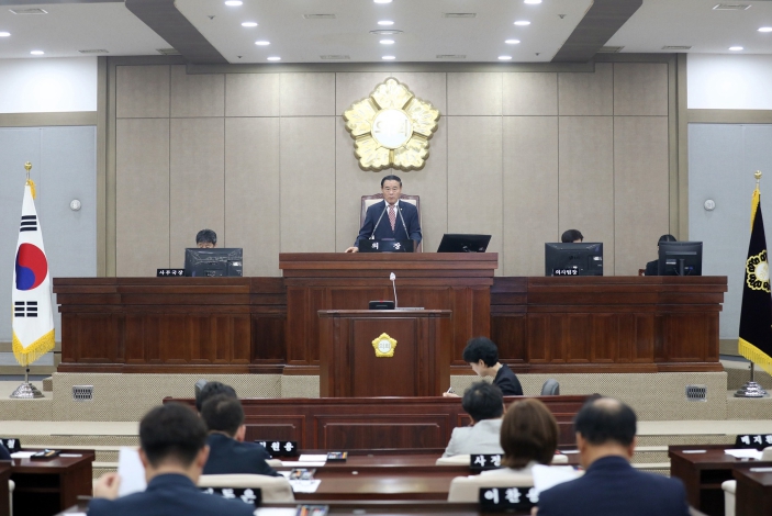 수원특례시의회 이재식 의장, ‘제12대 수원특례시의회 후반기 제2기 원 구성 완료’