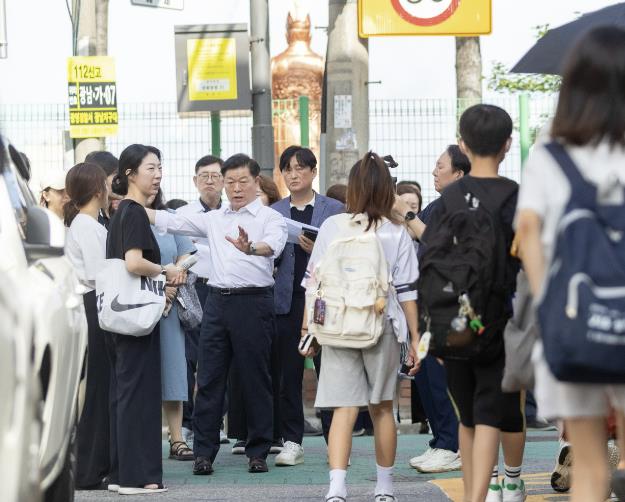 박승원 광명시장 "학생들이 안심하고 통학할 수 있도록 할 것" 학부모 건의에 광명남초 현장 직접 방문… 통학로 안전 확보 조치