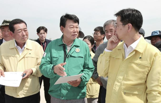 농림축산식품부 차관, 당진시 논콩 침수피해 현장 방문
