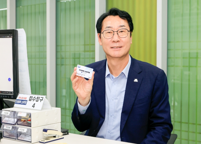 ‘지급률 도내 1위’ 정명근 화성특례시장, 병점1동서 소비쿠폰 발급 받으며 시민 불편사항 직접 살펴