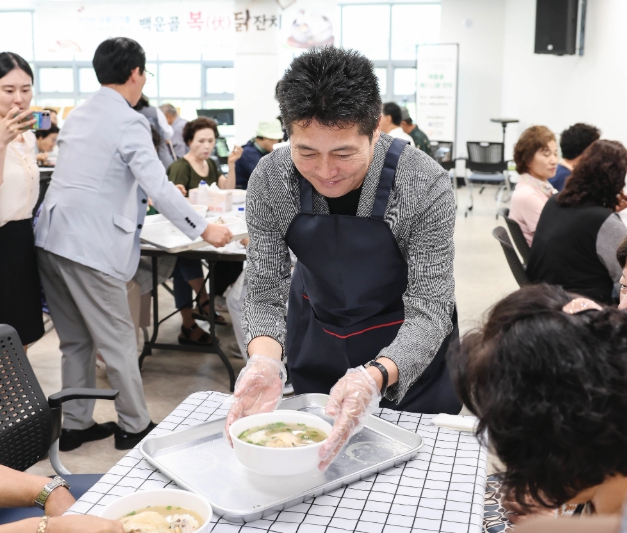 백운골 복닭잔치’ 함께한 김정헌 구청장, 어르신들과 삼계탕 나눔 소통