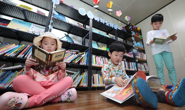 대전 동구, 도심 속 피서지 ‘물빛 야외도서관’ 인기