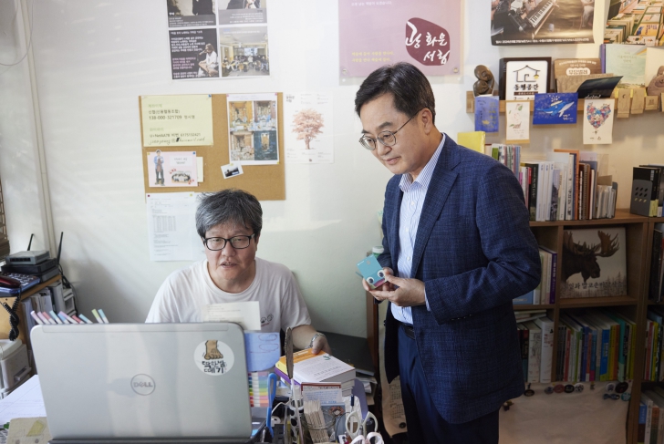 지역서점에서 민생회복 소비쿠폰으로 책 구매한 김동연 “소비쿠폰도 쓰고, 좋아하는 책도 사고 두 배로 기뻐”