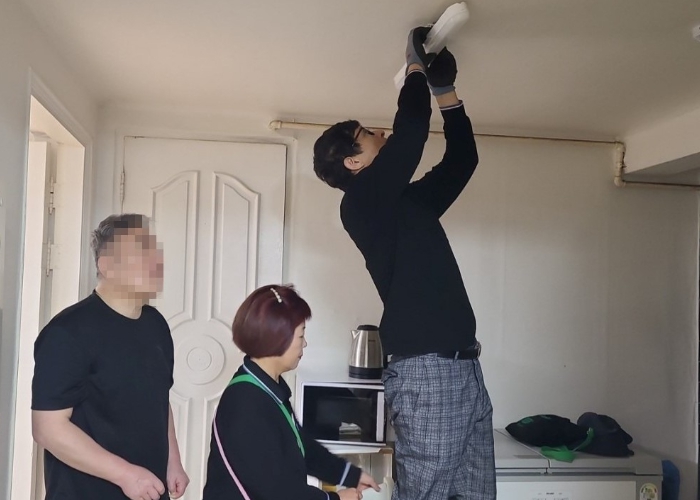 광명시 소하2동 행복마을관리소, 취약계층 어르신 가정에 형광등·콘센트 교체 지원