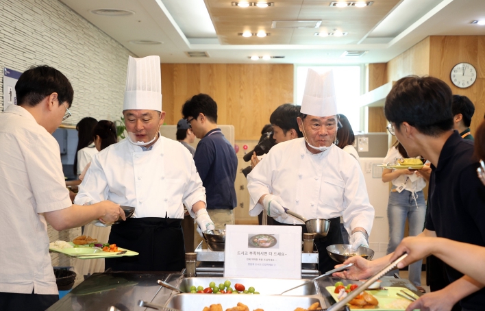수원특례시의회, 복날 맞아 직원 격려 나서