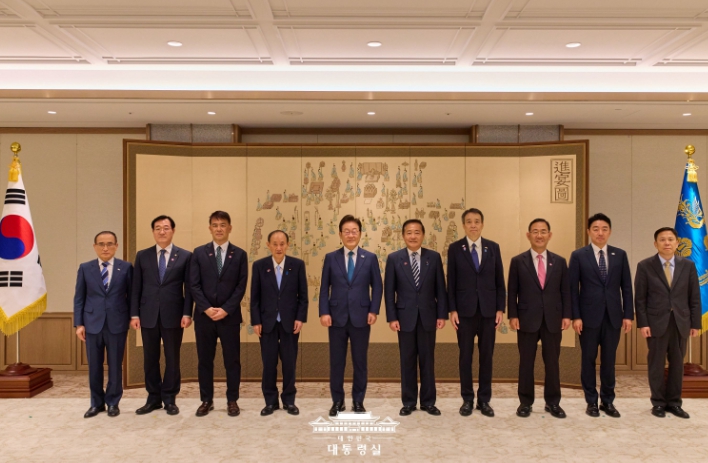 이재명 대통령, 스가 요시히데 전 총리 접견 