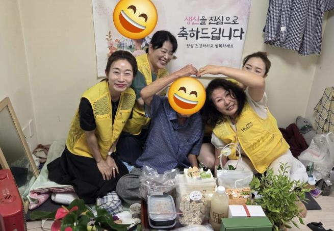 아산시 온양6동 행복키움, 독거어르신 생신상 마련… "작은 정성, 큰 위로"