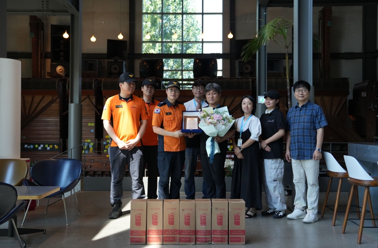 경산소방서, 창고 화재 초기 진압한 시민에 표창패 수여