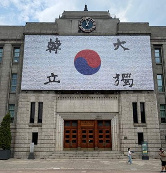 서울시, 광복 80주년 기념 꿈새김판 '안중근 혈서 태극기'로 단장