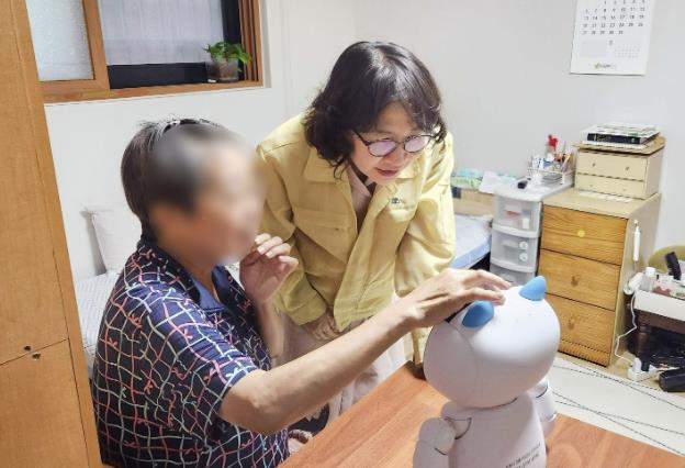 수원시 영통구보건소, 감성교감로봇 설치 어르신 적응 현장 모니터링