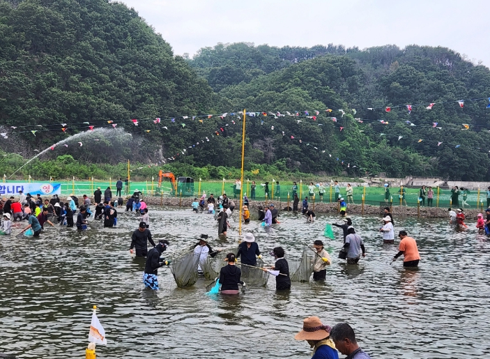 영덕군, 황금은어축제 성공적 개최로 지역 활력 되찾아