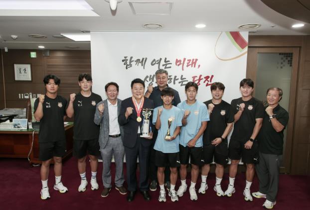 오성환 당진시장, 대통령금배 우승 신평고 축구부에 격려