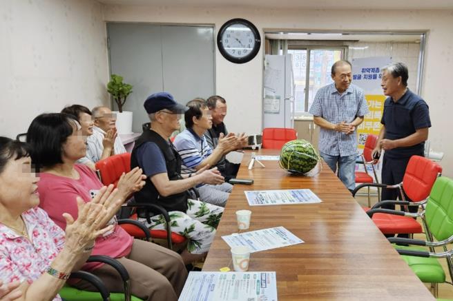 수원시 권선구 권선2동 지역사회보장협의체, 말복맞이 경로당 수박 전달