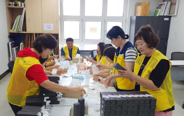 아산시 온양6동 행복키움추진단, 천연 모기기피제 나눔으로 여름철 안전 돌봄 실천