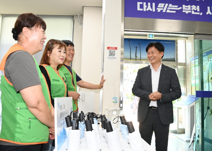 부천시, 무더위 속 양우산 무료 대여...시민 건강 지킨다