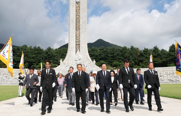 “광복의 함성, 대전시가 이어갑니다” 이장우 대전시장, 국립대전현충원 방문 