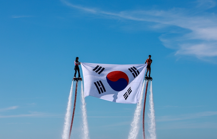 완도군, 광복 80주년 기념 맨발 걷기 퍼포먼스 눈길