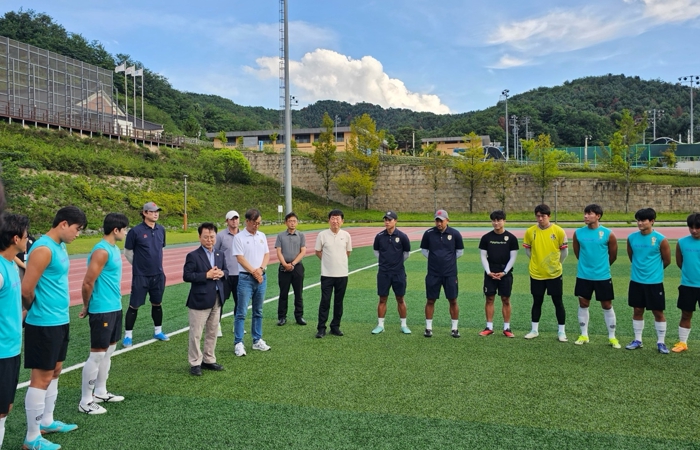 육동한 춘천시장, 춘천시민 축구단 훈련 현장 찾아 격려