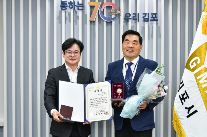 김병수 김포시장, 6·25 참전용사 유족에게 화랑무공훈장 전수
