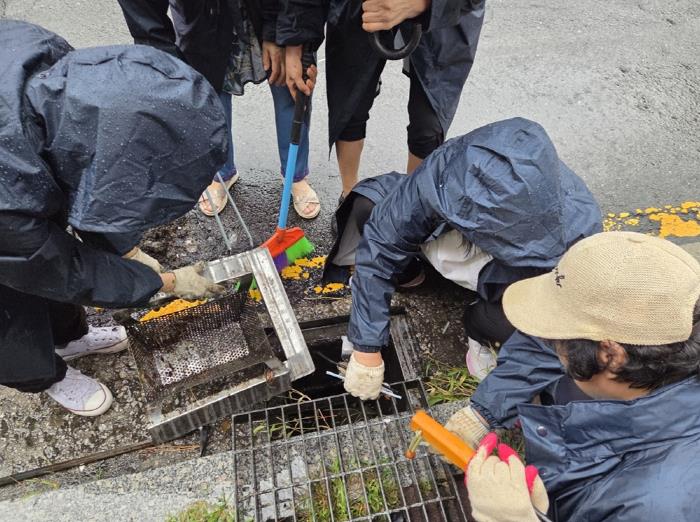 의정부시 송산2동 자율방재단, 극한 호우 대비 빗물받이 정비 활동 실시