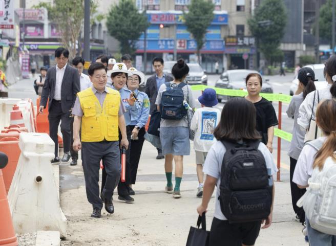 박승원 시장 "광명초 등하굣길 안전 확보, 지속적으로 챙길 것" 광명초 등굣길 현장 지도 나서 학생 안전 보호 의지 보여