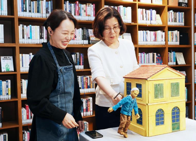 고요한 여름밤, 색다른 독서와 공연...안성시 미양작은도서관 '야옹야독(夜讀)' 시민 호응 속 마무리