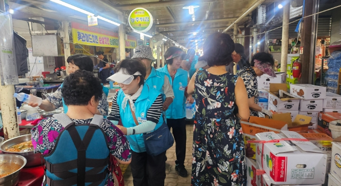 화순군 능주면 주민자치센터·새마을 부녀회, ‘무더위 생수 나눔’ 봉사 펼쳐