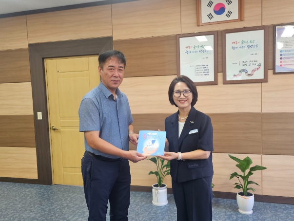 밀양시시설관리공단, 환경 동화책 ‘똥스토리: 물티슈’기부