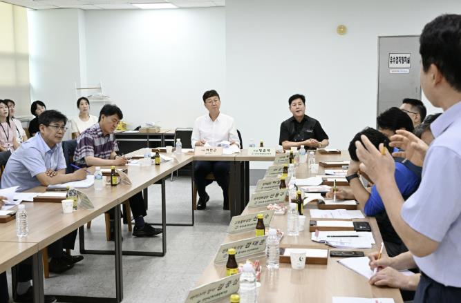 이민근 안산시장, 근로자종합복지관서 간담회 열고 지원책 모색