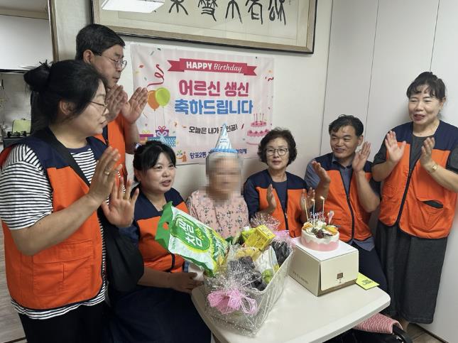 수원시 영통구 망포2동 지역사회보장협의체, 홀로 지내는 어르신 위한 '생신잔치' 진행