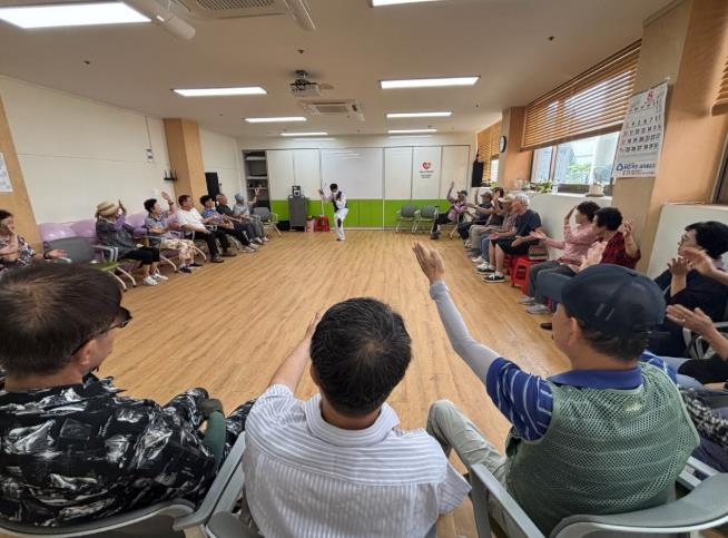 옥천군 치매안심센터, '생명숲 100세 힐링센터' 참여자 대상 치매·노인 우울 예방 교육 및 프로그램 실시!
