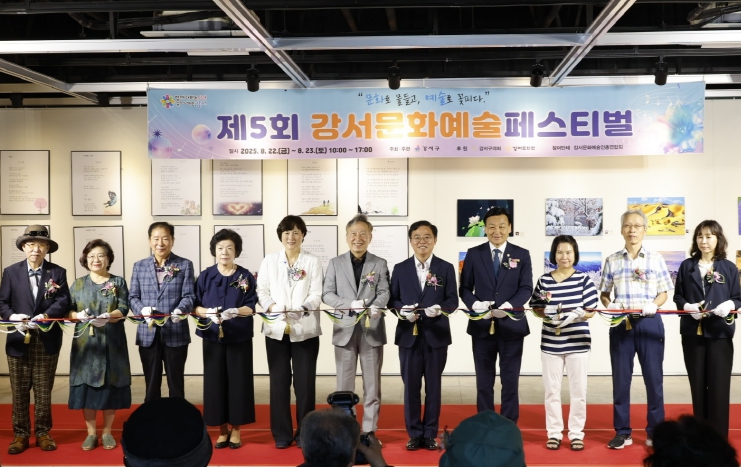 강서문화예술페스티벌 현장 찾은 진교훈 구청장, 예술인 격려