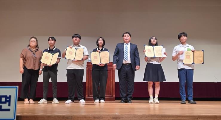 부여군 2025년 도의교실 개최 및  모범가정패, 모범청소년 장학금 전달