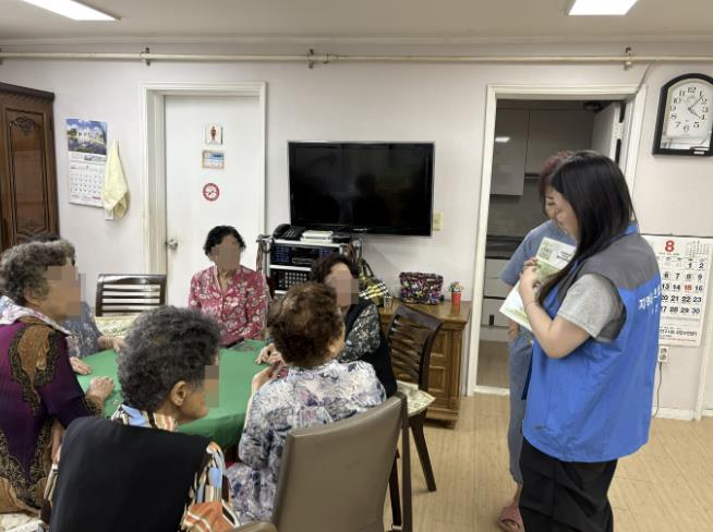수원시 장안구 조원2동 지역사회보장협의체, 경로당 순회하며 노인복지서비스 홍보 실시