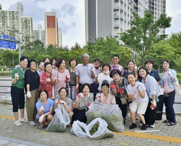 권선구 호매실동, 통장협의회와 도로변 잡초제거 행복홀씨 정화활동