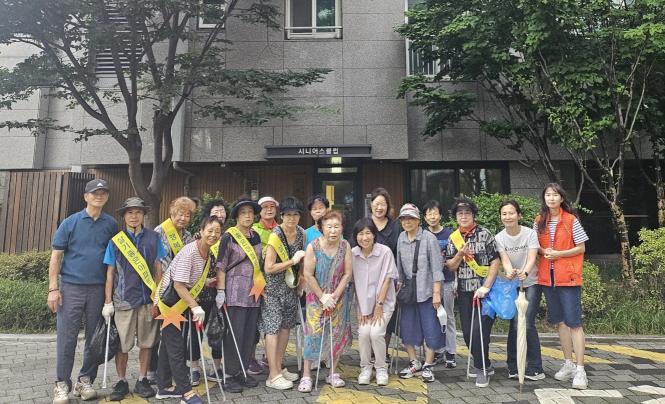 성북구 장위3동 어르신들, '동네 청소 봉사활동'으로 쾌적한 마을 조성