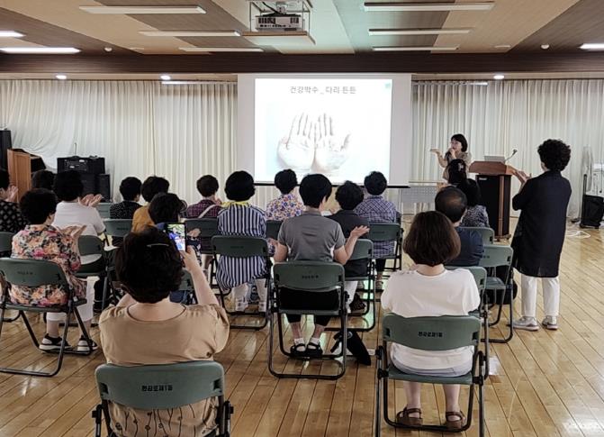 용산구, '찾아가는 자치회관 일일특강 - 건강 손 자극법' 운영