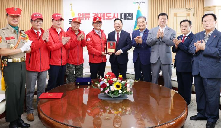 해병대전우회, 이장우 대전시장에 감사패 전달
