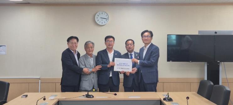 완주군의회 유의식 의장, 국무총리실 방문… 완주‧전주 통합 반대 건의문 전달
