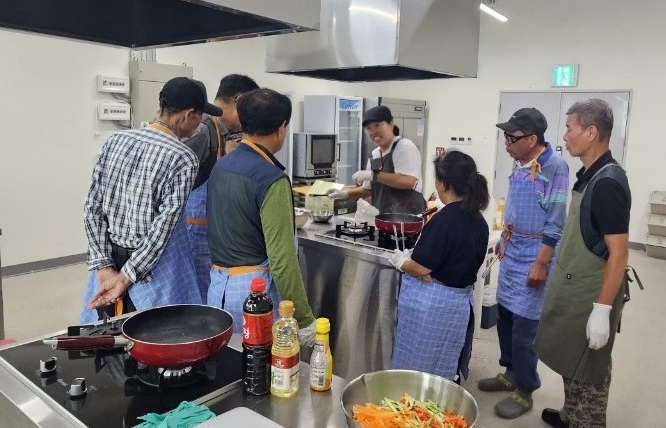 의성군, 사회적 고립 위험군 대상 ‘ 함께 먹는 밥상, 요리 교실 2차’ 운영