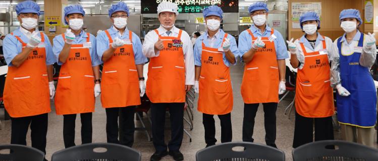 광주광역시교육청 이정선 교육감, 빛고을노인건강타운서 ‘효사랑 배식 봉사’

