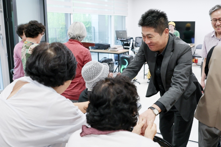 김정헌 중구청장, ‘경로당 주치의 사업’ 현장 찾아 어르신들과 소통