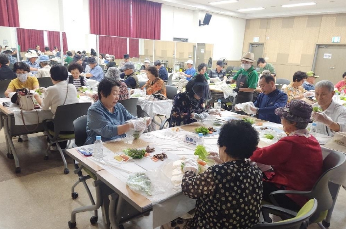 진주시 충무공동, 노인일자리 사업 안전교육 및 문화체험활동 실시
