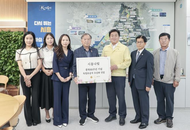 '시흥나빛' 독립유공자 16인 초상화 후손에 전달