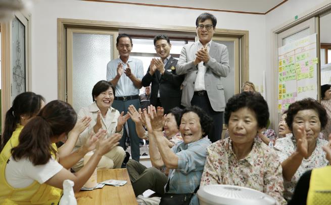 함평군, 황금마차 나비장터 본격 운영…생활 편의·공동체 회복 앞장