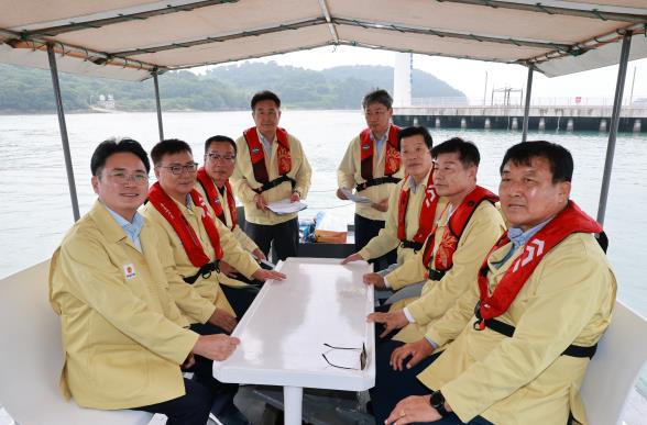 전남도의회 농수산위원회, 여수 돌산 양식장 적조 피해 현장 점검
