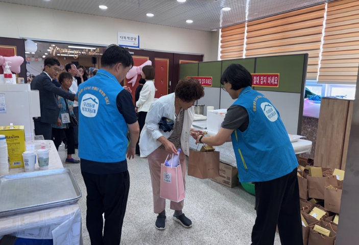 함평군 학교면 지사협, 어르신 무병장수 기원 선물 증정