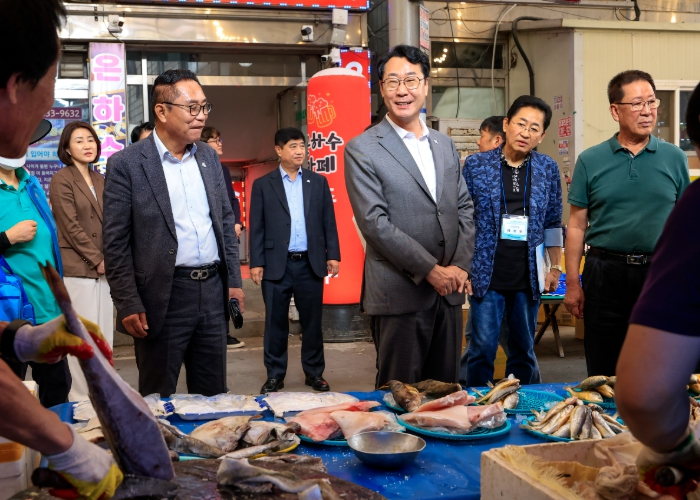 정명근 화성특례시장, 추석 앞둔 사강시장에서 ‘현장 소통’ 나서...상인 애로사항 청취