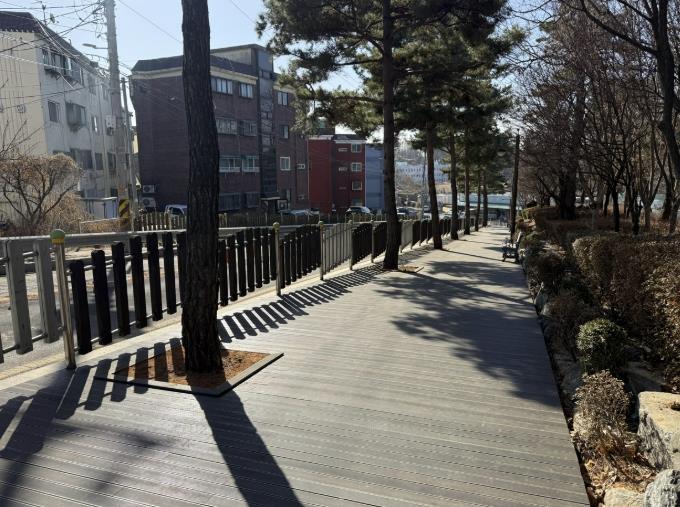 시흥시, 노후화된 솔숲공원 산책로·휴게시설 정비 완료…안전하고 쾌적한 공원환경 조성