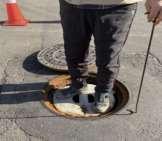 광명시, 집중호우 '맨홀빠짐' 사고 막는다…하안동 맨홀 1천400여 곳에 추락방지시설 설치